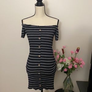 ☀️💕Street wear society dress off/on shoulder☀️💕SMALL